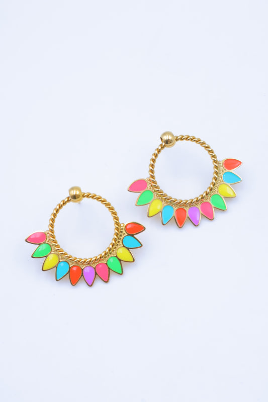 Boucles d'oreilles créoles dorées avec pierres émaillées multicolores.